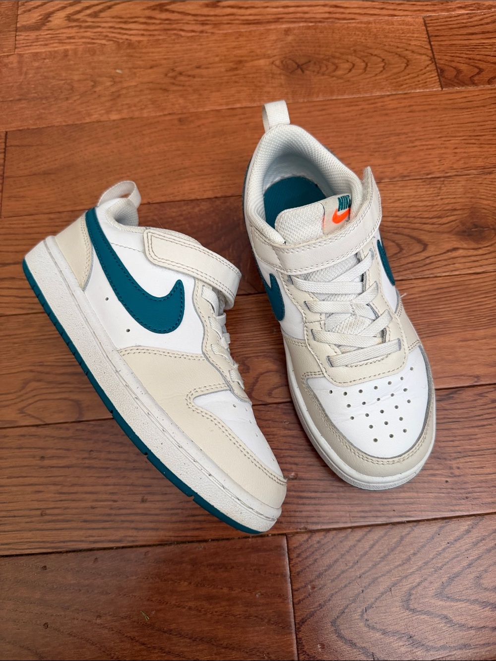 Nike Low-Top Sneakers in White, Teal & Cream